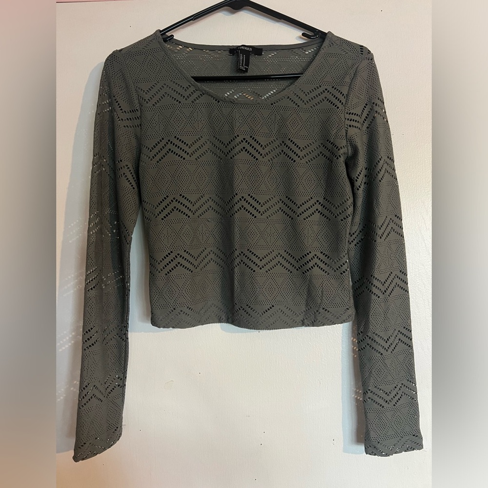 CROPPED LONG SLEEVE WITH SHEAR SLEEVES AND BACK